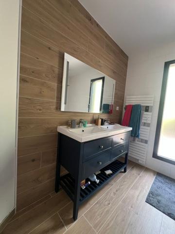 Maison d’architecte avec piscine, vue dégagée et prestations haut de gamme