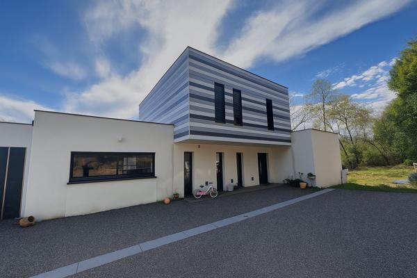 Maison d’architecte avec piscine, vue dégagée et prestations haut de gamme