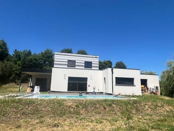 Maison d’architecte avec piscine, vue dégagée et prestations haut de gamme