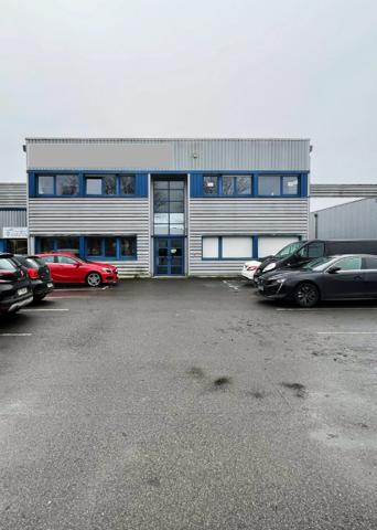 IMMEUBLES DE BUREAUX ET ATELIER DE 2024M2