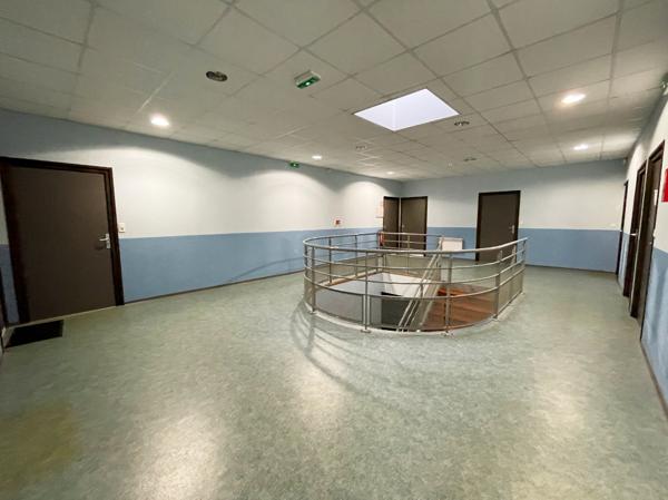 IMMEUBLES DE BUREAUX ET ATELIER DE 2024M2