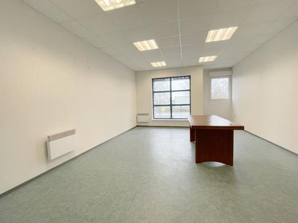 IMMEUBLES DE BUREAUX ET ATELIER DE 2024M2