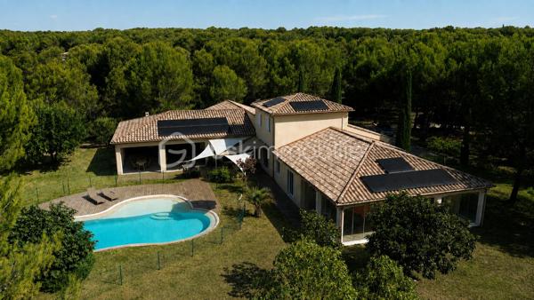 Exclusivité - Dans un environnement naturel privilégié, au calme absolu, découvrez cette propriété offrant un cadre de vie rare, où nature, volumes généreux et confort se conjuguent harmonieusement.
Construite en 2009 et rénovée depuis afin d’améliorer encore son niveau de confort, la maison développe environ 245 m² habitables essentiellement de plain-pied et 388  m² au total avec ses annexes, et bénéficie aujourd’hui de prestations de grande qualité. Elle est notamment entièrement climatisée par un système gainable réversible et équipée de panneaux photovoltaïques.

De plain-pied, elle propose un vaste salon-séjour, prolongé par une cuisine équipée, composant un espace de vie généreux et convivial. Une première terrasse, pouvant être entièrement fermée, prolonge agréablement cet espace et permet d’en profiter pleinement, notamment aux beaux jours comme sous le soleil d’hiver.

L’espace nuit accueille une suite parentale avec salle de bains et WC privatifs, ainsi que deux grandes chambres avec dressing. L’une d’elles bénéficie d’un accès direct à une seconde terrasse équipée de parois vitrées amovibles, offrant un véritable espace supplémentaire à aménager selon vos envies, actuellement utilisé en salle de sport. Une salle d’eau ainsi qu’un WC indépendant complètent ce niveau.

À l’étage, deux chambres supplémentaires et une salle d’eau offrent un espace idéal pour accueillir confortablement famille et amis.

Enfin, une grande buanderie ainsi qu’un double garage complètent les prestations de la maison.

À l’extérieur, le cadre prend toute sa dimension : 10 000 m² de terrain entièrement clôturé, arboré et boisé, au cœur d’une nature omniprésente offrant intimité et sérénité. Une superbe piscine lagon s’intègre naturellement dans cet écrin de verdure et participe à un espace de vie extérieur exceptionnel.
Un carport permettant d’abriter deux véhicules, en complément du double garage, ainsi qu’un cabanon viennent compléter l’ensemble.

Et pourtant, cet environnement préservé reste parfaitement connecté : Aix-en-Provence est accessible en environ 25 minutes, la gare TGV d’Aix-en-Provence et l’aéroport Marseille-Provence en environ 30 minutes. Lambesc dispose de ses propres écoles maternelles et élémentaires ainsi que d’un collège. Des liaisons en bus permettent également de rejoindre Aix-en-Provence, complétées par des dessertes scolaires.

Une propriété particulièrement aboutie et prête à vivre : ici, il ne reste plus qu’à poser ses valises et profiter des lieux.
En option et en supplément du prix affiché, la propriété pourra également être acquise avec son mobilier, permettant à ses futurs propriétaires, s’ils le souhaitent, de conserver l’aménagement actuel et de s’installer immédiatement.

En option et en supplément du prix affiché, la propriété pourra également être acquise avec son mobilier, permettant à ses futurs propriétaires, s’ils le souhaitent, de conserver l’aménagement actuel et de s’installer immédiatement.