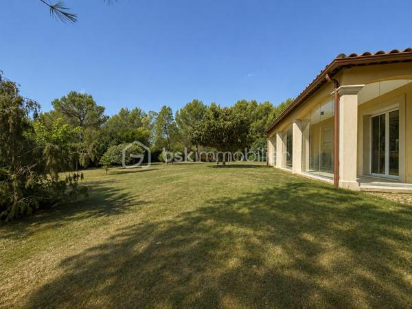 Exclusivité - Dans un environnement naturel privilégié, au calme absolu, découvrez cette propriété offrant un cadre de vie rare, où nature, volumes généreux et confort se conjuguent harmonieusement.
Construite en 2009 et rénovée depuis afin d’améliorer encore son niveau de confort, la maison développe environ 245 m² habitables essentiellement de plain-pied et 388  m² au total avec ses annexes, et bénéficie aujourd’hui de prestations de grande qualité. Elle est notamment entièrement climatisée par un système gainable réversible et équipée de panneaux photovoltaïques.

De plain-pied, elle propose un vaste salon-séjour, prolongé par une cuisine équipée, composant un espace de vie généreux et convivial. Une première terrasse, pouvant être entièrement fermée, prolonge agréablement cet espace et permet d’en profiter pleinement, notamment aux beaux jours comme sous le soleil d’hiver.

L’espace nuit accueille une suite parentale avec salle de bains et WC privatifs, ainsi que deux grandes chambres avec dressing. L’une d’elles bénéficie d’un accès direct à une seconde terrasse équipée de parois vitrées amovibles, offrant un véritable espace supplémentaire à aménager selon vos envies, actuellement utilisé en salle de sport. Une salle d’eau ainsi qu’un WC indépendant complètent ce niveau.

À l’étage, deux chambres supplémentaires et une salle d’eau offrent un espace idéal pour accueillir confortablement famille et amis.

Enfin, une grande buanderie ainsi qu’un double garage complètent les prestations de la maison.

À l’extérieur, le cadre prend toute sa dimension : 10 000 m² de terrain entièrement clôturé, arboré et boisé, au cœur d’une nature omniprésente offrant intimité et sérénité. Une superbe piscine lagon s’intègre naturellement dans cet écrin de verdure et participe à un espace de vie extérieur exceptionnel.
Un carport permettant d’abriter deux véhicules, en complément du double garage, ainsi qu’un cabanon viennent compléter l’ensemble.

Et pourtant, cet environnement préservé reste parfaitement connecté : Aix-en-Provence est accessible en environ 25 minutes, la gare TGV d’Aix-en-Provence et l’aéroport Marseille-Provence en environ 30 minutes. Lambesc dispose de ses propres écoles maternelles et élémentaires ainsi que d’un collège. Des liaisons en bus permettent également de rejoindre Aix-en-Provence, complétées par des dessertes scolaires.

Une propriété particulièrement aboutie et prête à vivre : ici, il ne reste plus qu’à poser ses valises et profiter des lieux.
En option et en supplément du prix affiché, la propriété pourra également être acquise avec son mobilier, permettant à ses futurs propriétaires, s’ils le souhaitent, de conserver l’aménagement actuel et de s’installer immédiatement.

En option et en supplément du prix affiché, la propriété pourra également être acquise avec son mobilier, permettant à ses futurs propriétaires, s’ils le souhaitent, de conserver l’aménagement actuel et de s’installer immédiatement.