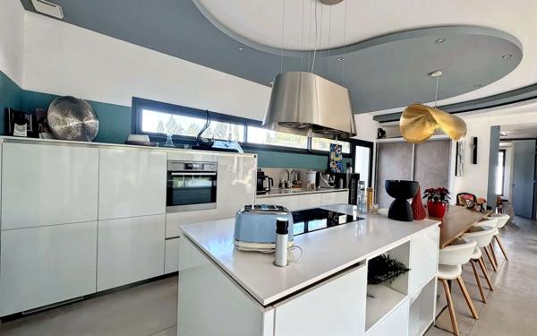 Maison à vendre    5 pièces •  Générac