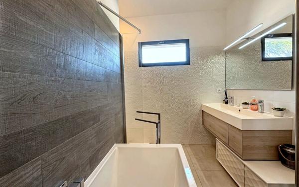 Maison à vendre    5 pièces •  Générac