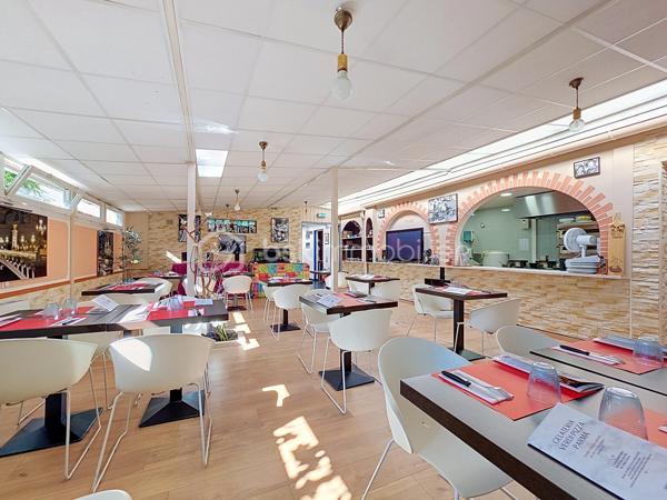 Local commercial de 230 m², climatisé, exploité dans le cadre d'un bail commercial 3-6-9. 

Aménagements et capacités : terrasse extérieure d'environ 40 places assises, une première salle de 20 places et une seconde salle au fond de 40 places ainsi qu'une cave et trois places de stationnement réservées au personnel. 
Activité opérationnelle, matériel et agencement adaptés à la restauration.

Situé à Rosny-sous-Bois, dans un secteur commerçant et passager, à proximité du centre commercial Rosny 2, des équipements municipaux et culturels (mairie, médiathèque) ainsi que des établissements scolaires (écoles primaires, collèges) à quelques minutes à pied. 
Espaces verts et promenades à proximité pour une clientèle de quartier et de passage.

Transports : gare Rosny-sous-Bois ou Rosny - Bois-Perrier (RER E) à environ 10 minutes à pied ; nombreuses lignes de bus desservant le secteur et accès routiers facilitant les déplacements depuis la petite couronne et Paris.

Affaire clé en main, idéale pour un repreneur souhaitant s'implanter dans un emplacement attractif et bien équipé. 

Visites et informations sur rendez-vous.