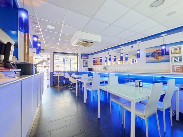 Local commercial de 230 m², climatisé, exploité dans le cadre d'un bail commercial 3-6-9. 

Aménagements et capacités : terrasse extérieure d'environ 40 places assises, une première salle de 20 places et une seconde salle au fond de 40 places ainsi qu'une cave et trois places de stationnement réservées au personnel. 
Activité opérationnelle, matériel et agencement adaptés à la restauration.

Situé à Rosny-sous-Bois, dans un secteur commerçant et passager, à proximité du centre commercial Rosny 2, des équipements municipaux et culturels (mairie, médiathèque) ainsi que des établissements scolaires (écoles primaires, collèges) à quelques minutes à pied. 
Espaces verts et promenades à proximité pour une clientèle de quartier et de passage.

Transports : gare Rosny-sous-Bois ou Rosny - Bois-Perrier (RER E) à environ 10 minutes à pied ; nombreuses lignes de bus desservant le secteur et accès routiers facilitant les déplacements depuis la petite couronne et Paris.

Affaire clé en main, idéale pour un repreneur souhaitant s'implanter dans un emplacement attractif et bien équipé. 

Visites et informations sur rendez-vous.