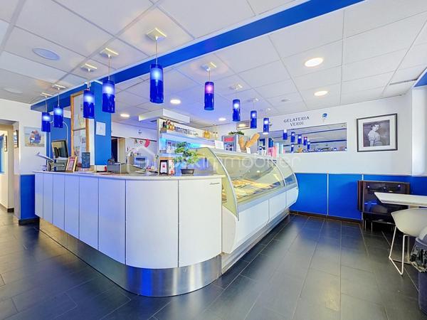 Local commercial de 230 m², climatisé, exploité dans le cadre d'un bail commercial 3-6-9. 

Aménagements et capacités : terrasse extérieure d'environ 40 places assises, une première salle de 20 places et une seconde salle au fond de 40 places ainsi qu'une cave et trois places de stationnement réservées au personnel. 
Activité opérationnelle, matériel et agencement adaptés à la restauration.

Situé à Rosny-sous-Bois, dans un secteur commerçant et passager, à proximité du centre commercial Rosny 2, des équipements municipaux et culturels (mairie, médiathèque) ainsi que des établissements scolaires (écoles primaires, collèges) à quelques minutes à pied. 
Espaces verts et promenades à proximité pour une clientèle de quartier et de passage.

Transports : gare Rosny-sous-Bois ou Rosny - Bois-Perrier (RER E) à environ 10 minutes à pied ; nombreuses lignes de bus desservant le secteur et accès routiers facilitant les déplacements depuis la petite couronne et Paris.

Affaire clé en main, idéale pour un repreneur souhaitant s'implanter dans un emplacement attractif et bien équipé. 

Visites et informations sur rendez-vous.