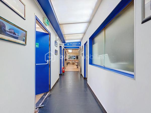 Local commercial de 230 m², climatisé, exploité dans le cadre d'un bail commercial 3-6-9. 

Aménagements et capacités : terrasse extérieure d'environ 40 places assises, une première salle de 20 places et une seconde salle au fond de 40 places ainsi qu'une cave et trois places de stationnement réservées au personnel. 
Activité opérationnelle, matériel et agencement adaptés à la restauration.

Situé à Rosny-sous-Bois, dans un secteur commerçant et passager, à proximité du centre commercial Rosny 2, des équipements municipaux et culturels (mairie, médiathèque) ainsi que des établissements scolaires (écoles primaires, collèges) à quelques minutes à pied. 
Espaces verts et promenades à proximité pour une clientèle de quartier et de passage.

Transports : gare Rosny-sous-Bois ou Rosny - Bois-Perrier (RER E) à environ 10 minutes à pied ; nombreuses lignes de bus desservant le secteur et accès routiers facilitant les déplacements depuis la petite couronne et Paris.

Affaire clé en main, idéale pour un repreneur souhaitant s'implanter dans un emplacement attractif et bien équipé. 

Visites et informations sur rendez-vous.