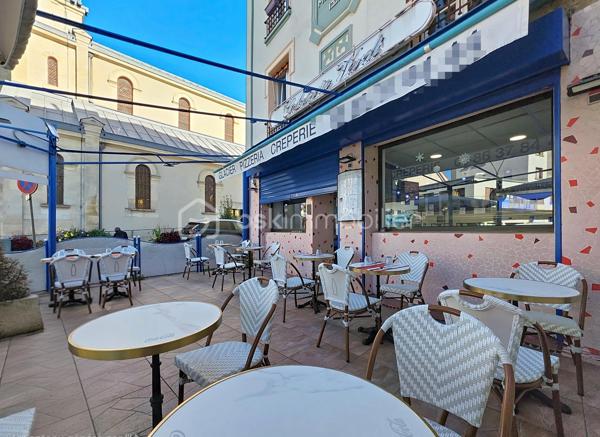 Local commercial de 230 m², climatisé, exploité dans le cadre d'un bail commercial 3-6-9. 

Aménagements et capacités : terrasse extérieure d'environ 40 places assises, une première salle de 20 places et une seconde salle au fond de 40 places ainsi qu'une cave et trois places de stationnement réservées au personnel. 
Activité opérationnelle, matériel et agencement adaptés à la restauration.

Situé à Rosny-sous-Bois, dans un secteur commerçant et passager, à proximité du centre commercial Rosny 2, des équipements municipaux et culturels (mairie, médiathèque) ainsi que des établissements scolaires (écoles primaires, collèges) à quelques minutes à pied. 
Espaces verts et promenades à proximité pour une clientèle de quartier et de passage.

Transports : gare Rosny-sous-Bois ou Rosny - Bois-Perrier (RER E) à environ 10 minutes à pied ; nombreuses lignes de bus desservant le secteur et accès routiers facilitant les déplacements depuis la petite couronne et Paris.

Affaire clé en main, idéale pour un repreneur souhaitant s'implanter dans un emplacement attractif et bien équipé. 

Visites et informations sur rendez-vous.