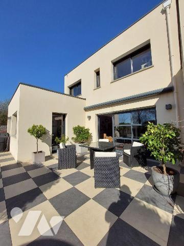 A VENDRE - BETTON (35) Maison de 198 m² + piscine + garage.
Maison moderne de 2013, avec 198 m...