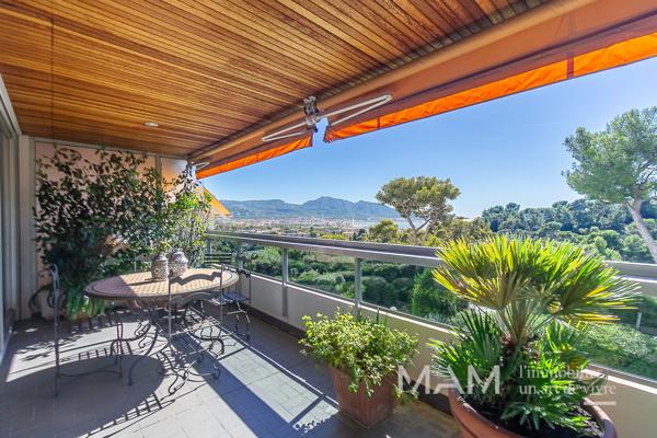 T4/5 de PRESTIGE "CARRÉ d'OR" 13008 - 2 TERRASSES - VUE MER dans un ÉCRIN de NATURE PRÉSERVÉE.