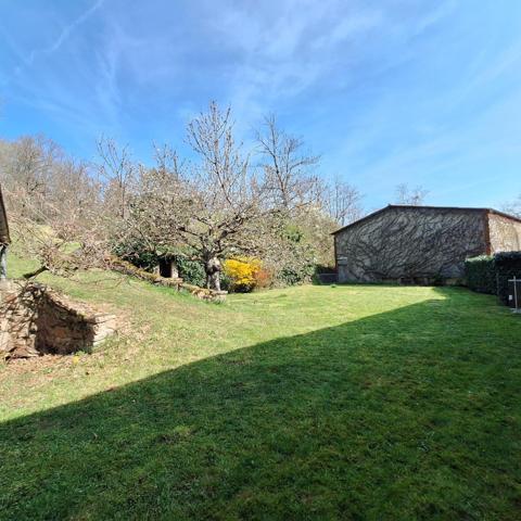 Ensemble immobiler avec maison , studios et très grand dépôt, très rare sur le secteur !!!