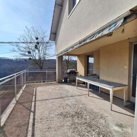 Ensemble immobiler avec maison , studios et très grand dépôt, très rare sur le secteur !!!