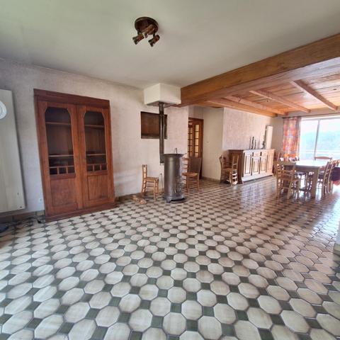 Ensemble immobiler avec maison , studios et très grand dépôt, très rare sur le secteur !!!