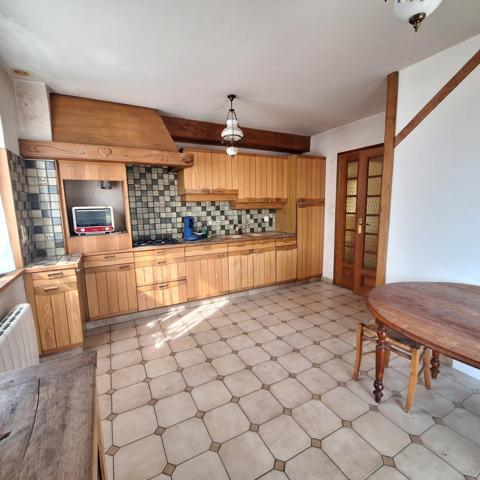 Ensemble immobiler avec maison , studios et très grand dépôt, très rare sur le secteur !!!