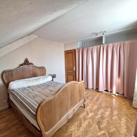 Ensemble immobiler avec maison , studios et très grand dépôt, très rare sur le secteur !!!