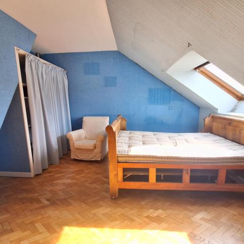 Ensemble immobiler avec maison , studios et très grand dépôt, très rare sur le secteur !!!