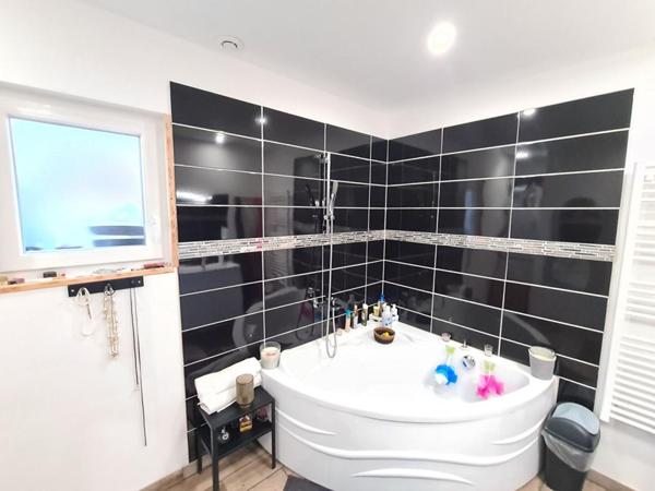 Proche Gaillon à Venables - Au calme dans un très bel environnement  - Maison récente de plain pied sans travaux  avec dépendance sur 1.250 m2 de terrain plat - Prix : 243.500
