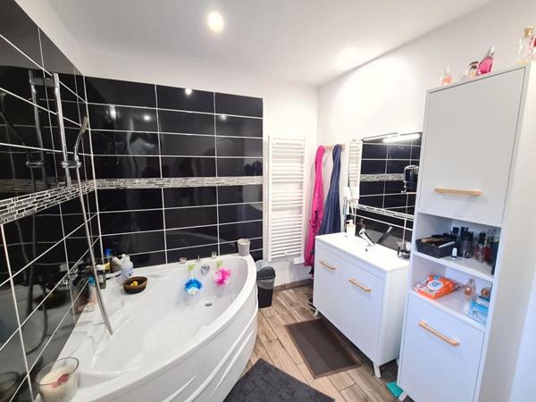 Proche Gaillon à Venables - Au calme dans un très bel environnement  - Maison récente de plain pied sans travaux  avec dépendance sur 1.250 m2 de terrain plat - Prix : 243.500