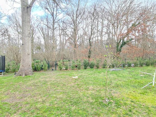 Proche Gaillon à Venables - Au calme dans un très bel environnement  - Maison récente de plain pied sans travaux  avec dépendance sur 1.250 m2 de terrain plat - Prix : 243.500
