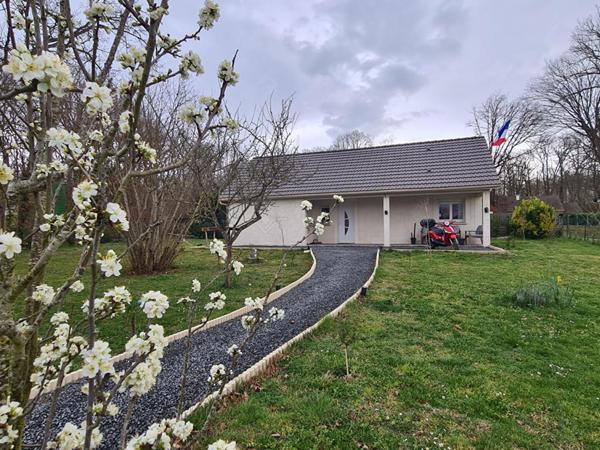 Proche Gaillon à Venables - Au calme dans un très bel environnement  - Maison récente de plain pied sans travaux  avec dépendance sur 1.250 m2 de terrain plat - Prix : 243.500