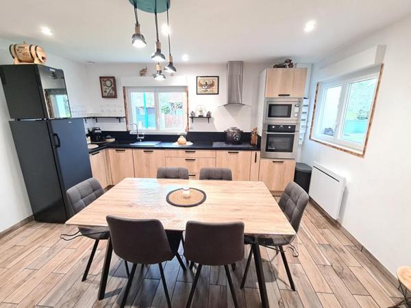 Proche Gaillon à Venables - Au calme dans un très bel environnement  - Maison récente de plain pied sans travaux  avec dépendance sur 1.250 m2 de terrain plat - Prix : 243.500