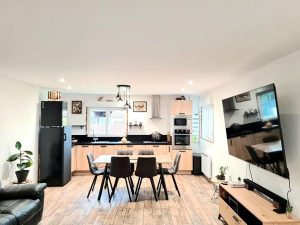 Proche Gaillon à Venables - Au calme dans un très bel environnement  - Maison récente de plain pied sans travaux  avec dépendance sur 1.250 m2 de terrain plat - Prix : 243.500