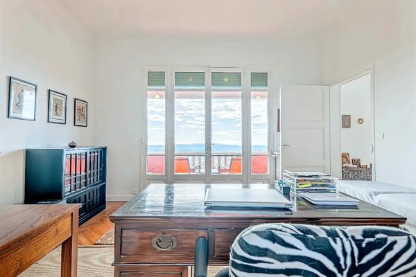 Maison Belle Époque avec piscine et vue mer