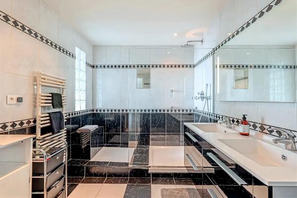 Maison Belle Époque avec piscine et vue mer