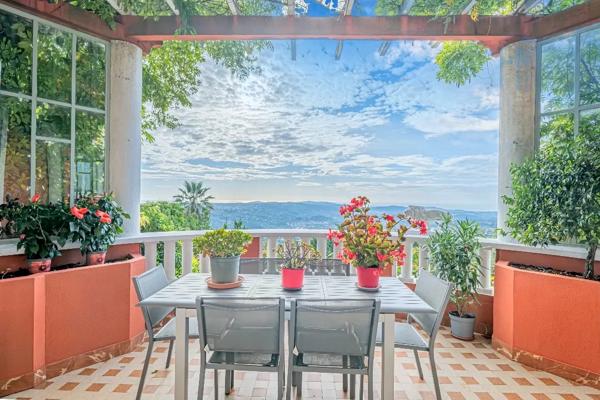 Maison Belle Époque avec piscine et vue mer