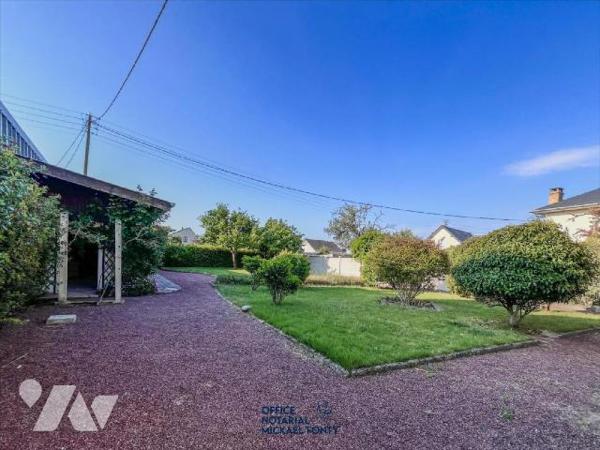Maison d'habitation sur sous-sol comprenant :
- au rez-de-chaussée un cuisine aménagée et équip...