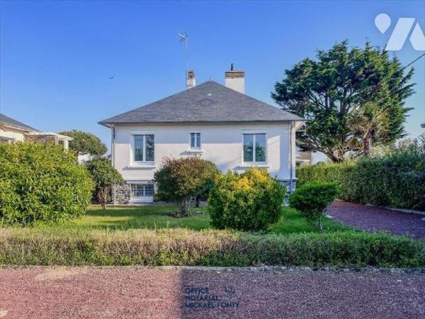 Maison d'habitation sur sous-sol comprenant :
- au rez-de-chaussée un cuisine aménagée et équip...