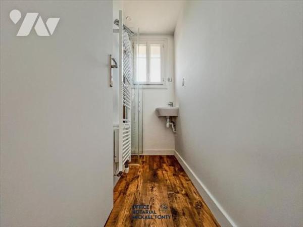 Maison d'habitation sur sous-sol comprenant :
- au rez-de-chaussée un cuisine aménagée et équip...