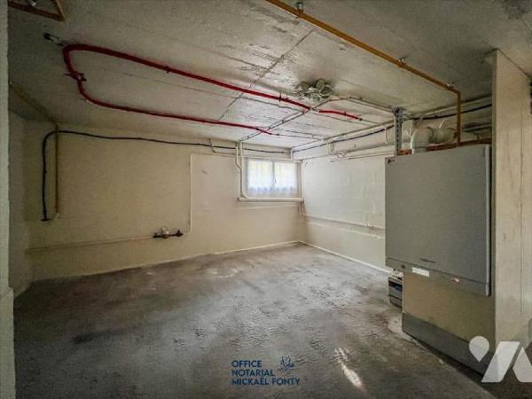 Maison d'habitation sur sous-sol comprenant :
- au rez-de-chaussée un cuisine aménagée et équip...