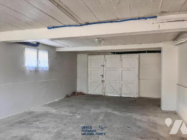 Maison d'habitation sur sous-sol comprenant :
- au rez-de-chaussée un cuisine aménagée et équip...