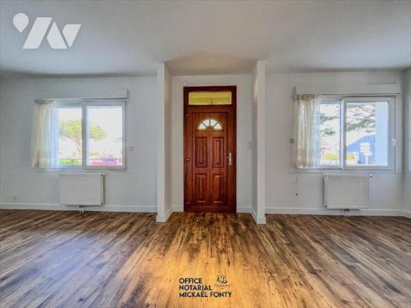 Maison d'habitation sur sous-sol comprenant :
- au rez-de-chaussée un cuisine aménagée et équip...