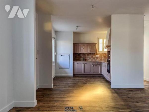 Maison d'habitation sur sous-sol comprenant :
- au rez-de-chaussée un cuisine aménagée et équip...