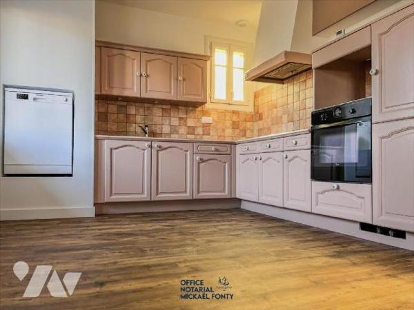 Maison d'habitation sur sous-sol comprenant :
- au rez-de-chaussée un cuisine aménagée et équip...