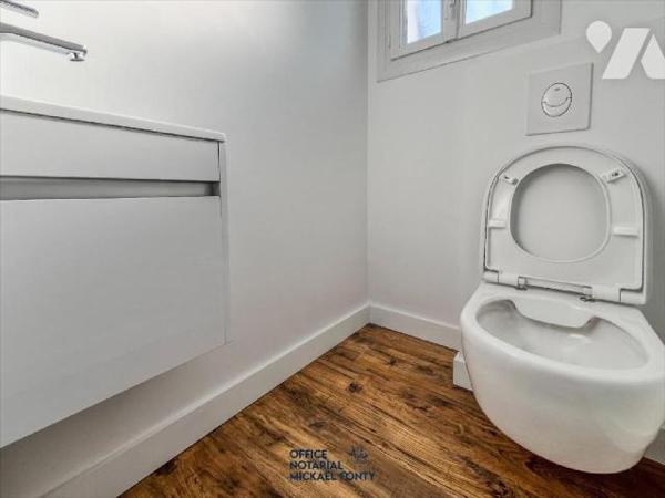 Maison d'habitation sur sous-sol comprenant :
- au rez-de-chaussée un cuisine aménagée et équip...