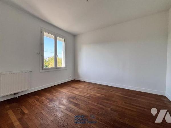 Maison d'habitation sur sous-sol comprenant :
- au rez-de-chaussée un cuisine aménagée et équip...