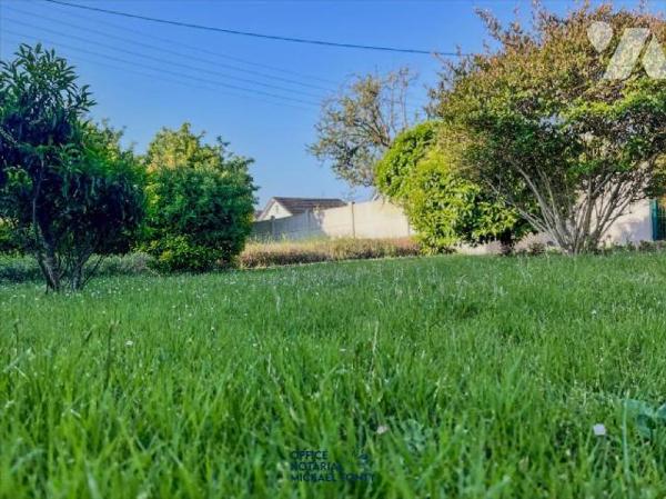 Maison d'habitation sur sous-sol comprenant :
- au rez-de-chaussée un cuisine aménagée et équip...