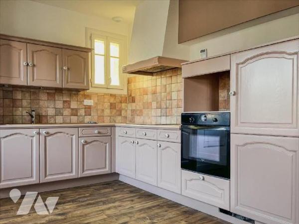 Maison d'habitation sur sous-sol comprenant :
- au rez-de-chaussée un cuisine aménagée et équip...