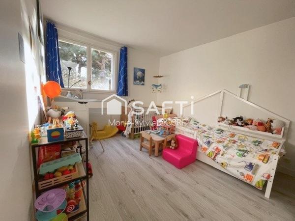 GRAND T3 , lumineux dans résidence familiale près de la Seine