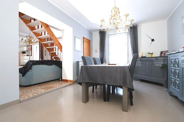 Maison familiale 3 chambres avec vie de plain-pied, cour extérieure et garage - 100 m² au sol