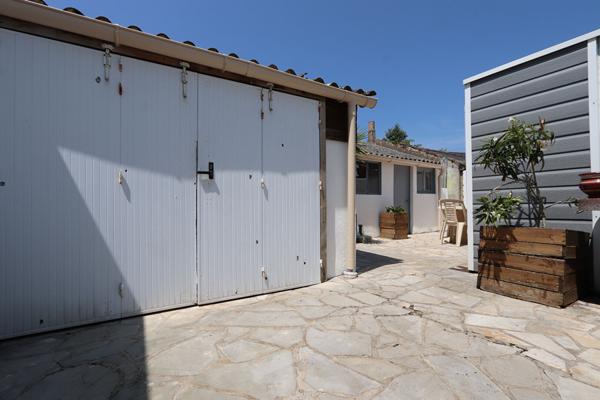 Maison familiale 3 chambres avec vie de plain-pied, cour extérieure et garage - 100 m² au sol