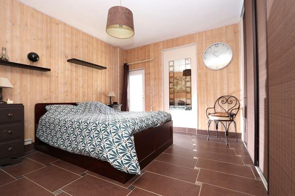 Maison familiale 3 chambres avec vie de plain-pied, cour extérieure et garage - 100 m² au sol