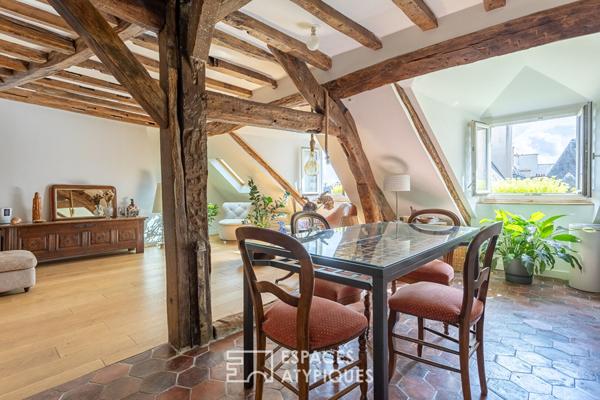 Duplex en dernier étage sous les toits Place des Vosges