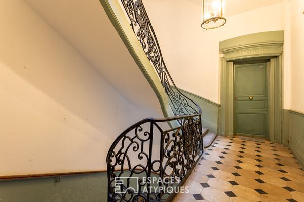 Duplex en dernier étage sous les toits Place des Vosges